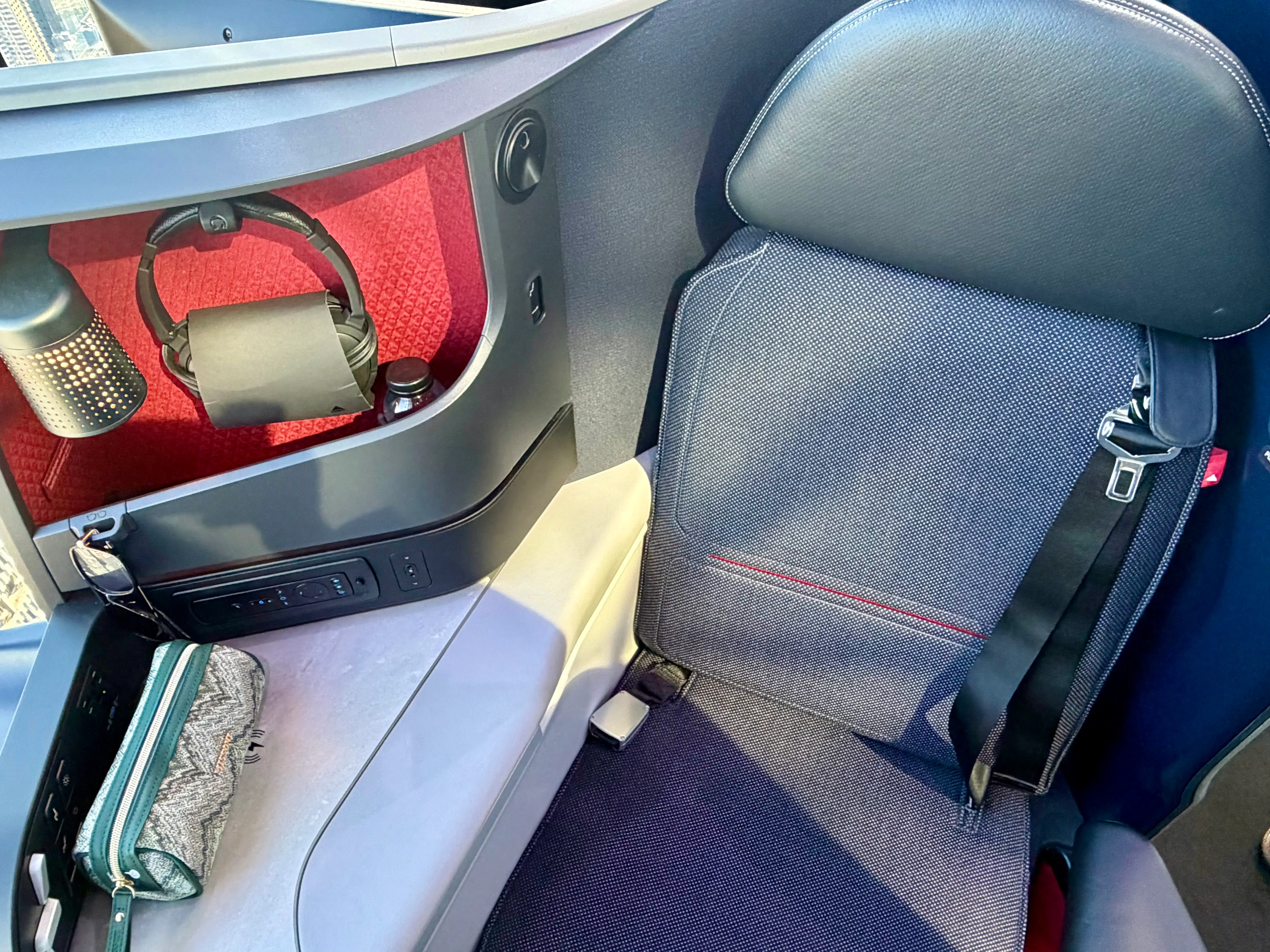 The delta seat with lamp, headphones, and kit.