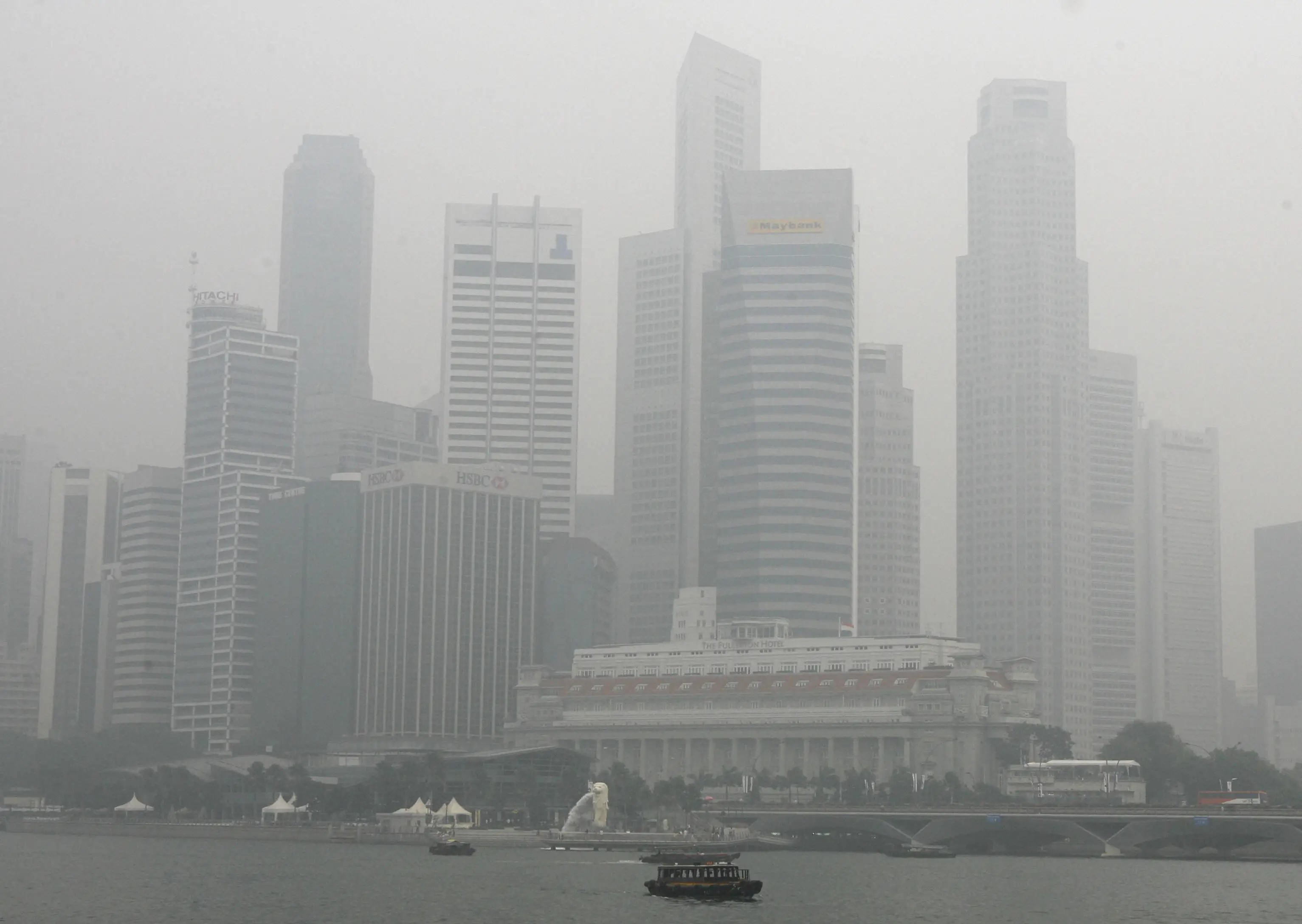 Singapore's skyscraper is enveloped in smog, 16 october 2006 from the forests fire in Indonesia.