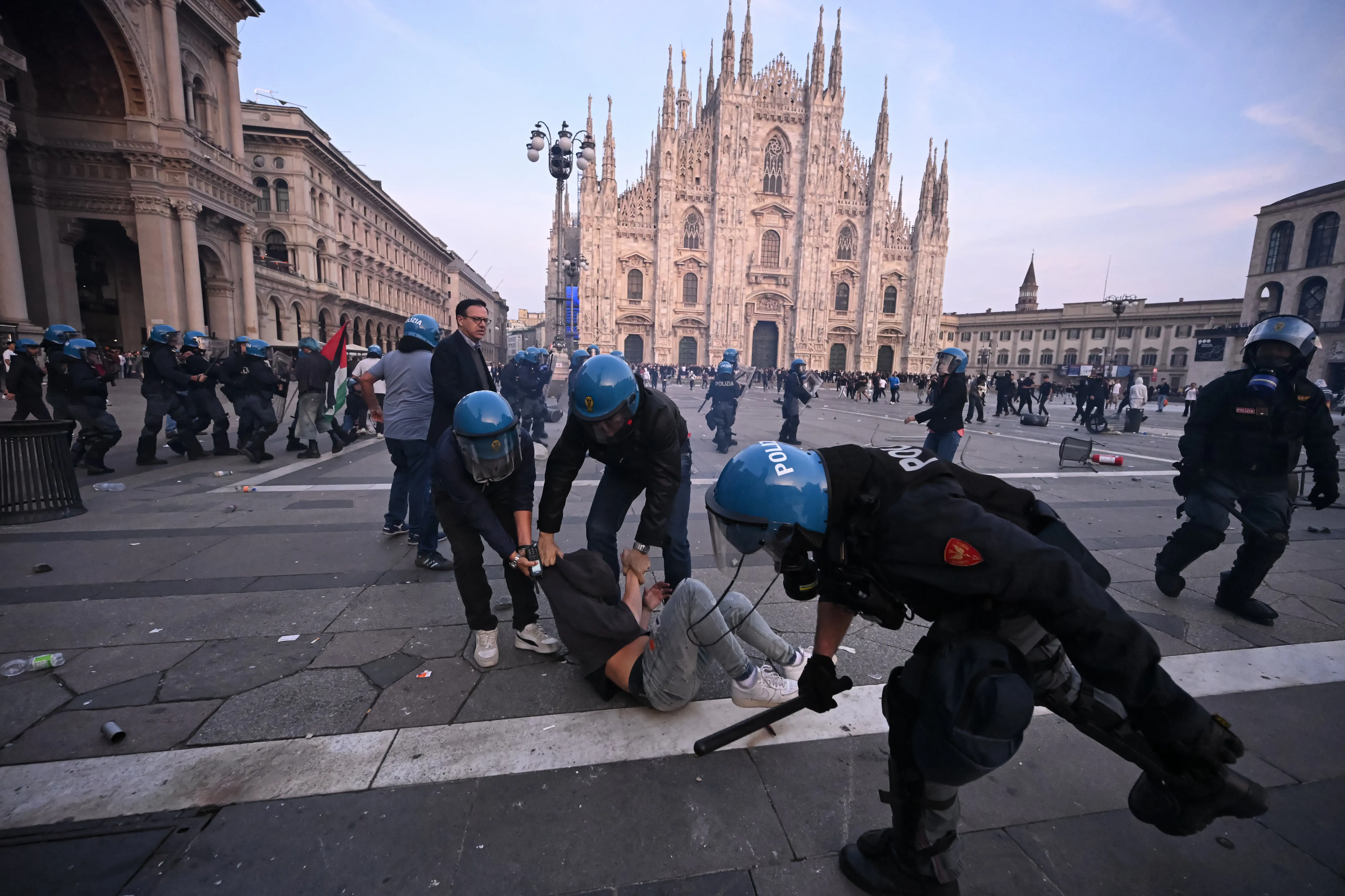 Demonstrators clash with Police during an anti-government protest organized by the Italia in Piazza movement, at Piazza Duomo in Milan, on October 17, 2026. Inspired by recent protests in France and Spain, demonstrators are protesting against the rising cost of living, low wages, high rents and public service shortcomings, demanding better living and working conditions. (Photo by Piero CRUCIATTI / AFP via Getty Images)