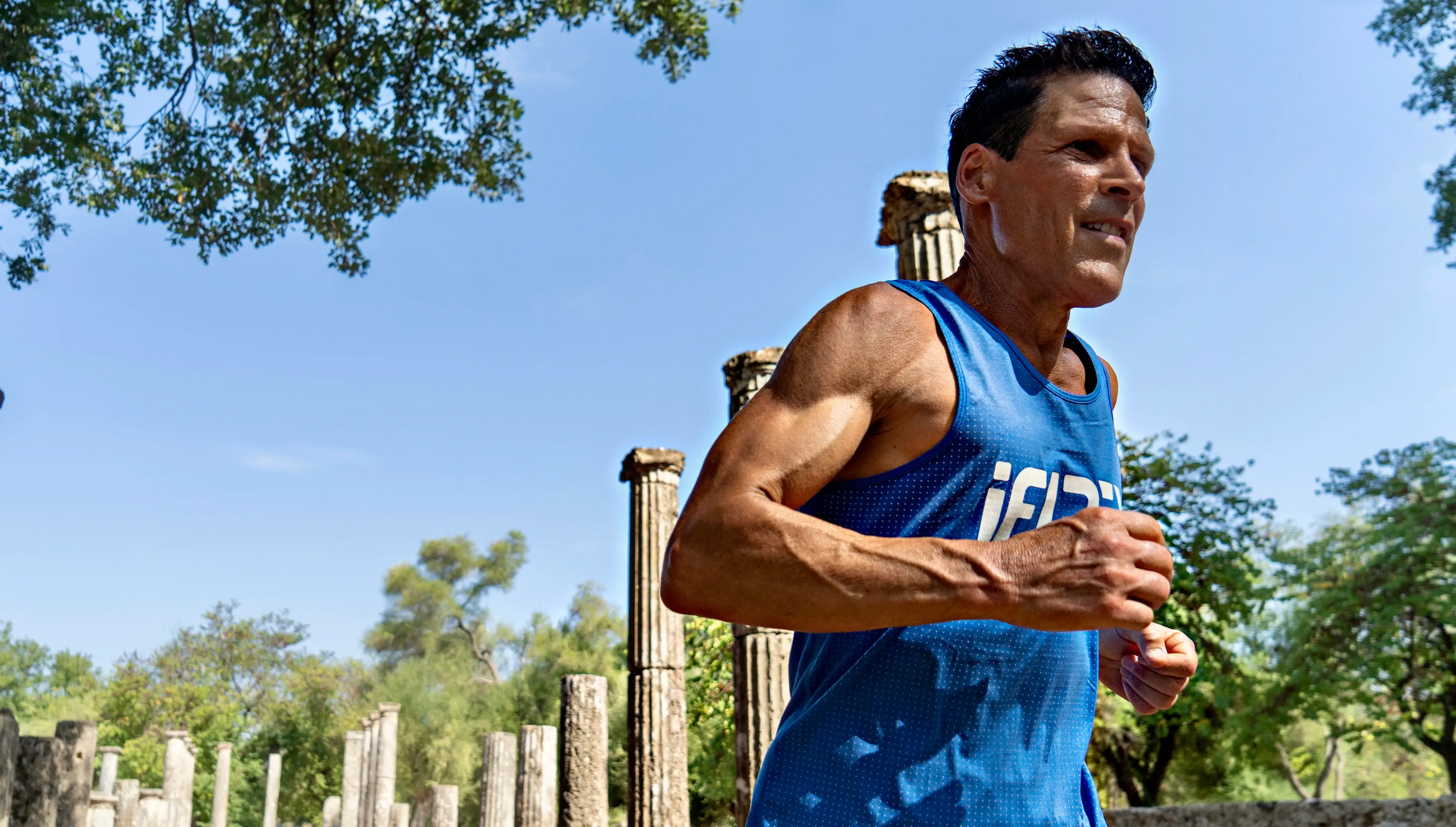 Dean Karnazes running in blue shirt.