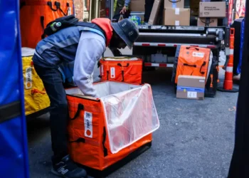 Amazon aims to add 300,000 seasonal workers — and expands health benefits in the new year
