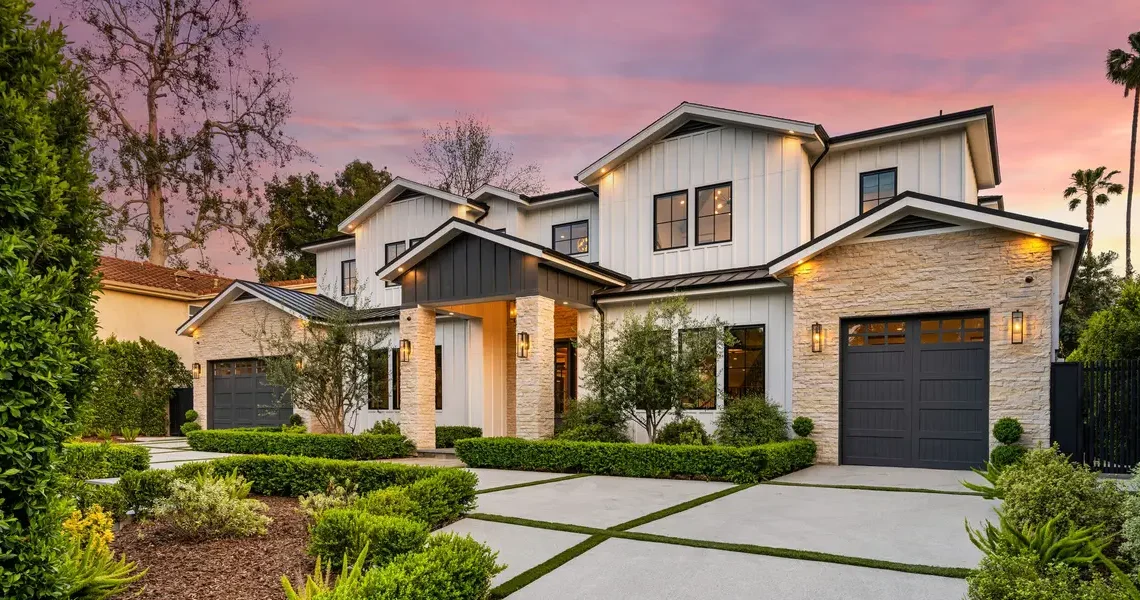 I work in luxury real estate. These are the 5 red flags I tell buyers they should never ignore.