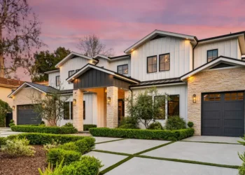 I work in luxury real estate. These are the 5 red flags I tell buyers they should never ignore.