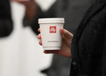 The latest sign we’re eating out less: Restaurants are buying fewer disposable cups and paper towels