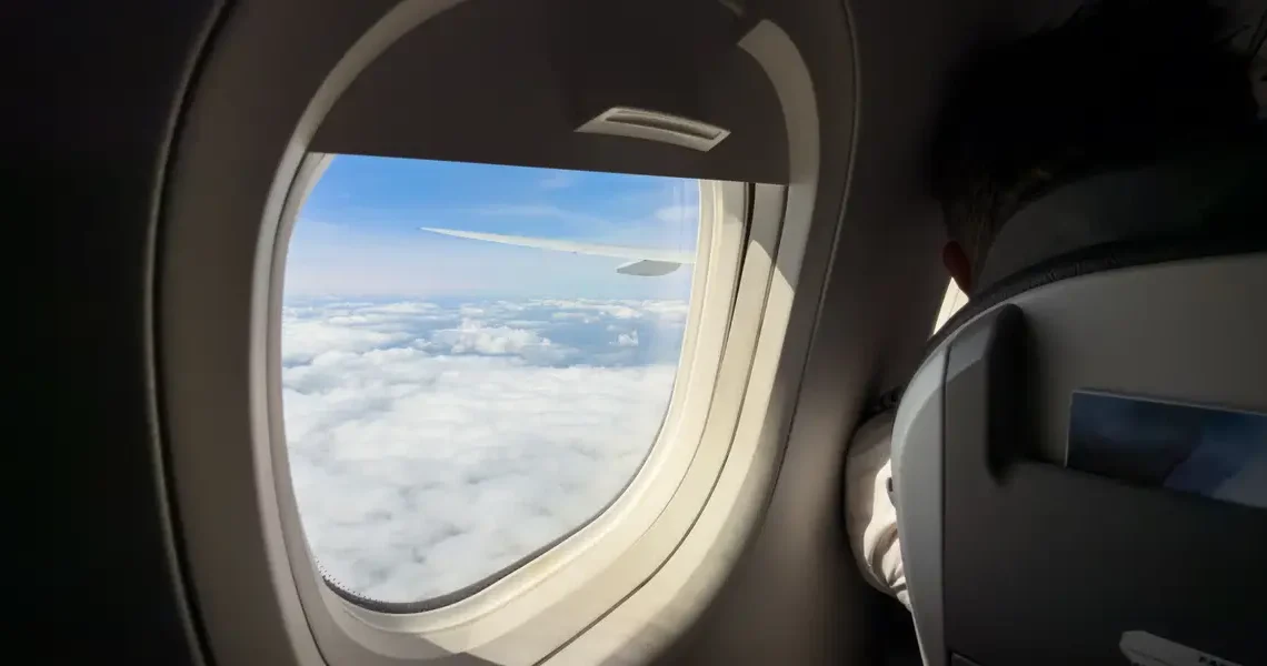 Is it rude to keep the airplane window shades open?