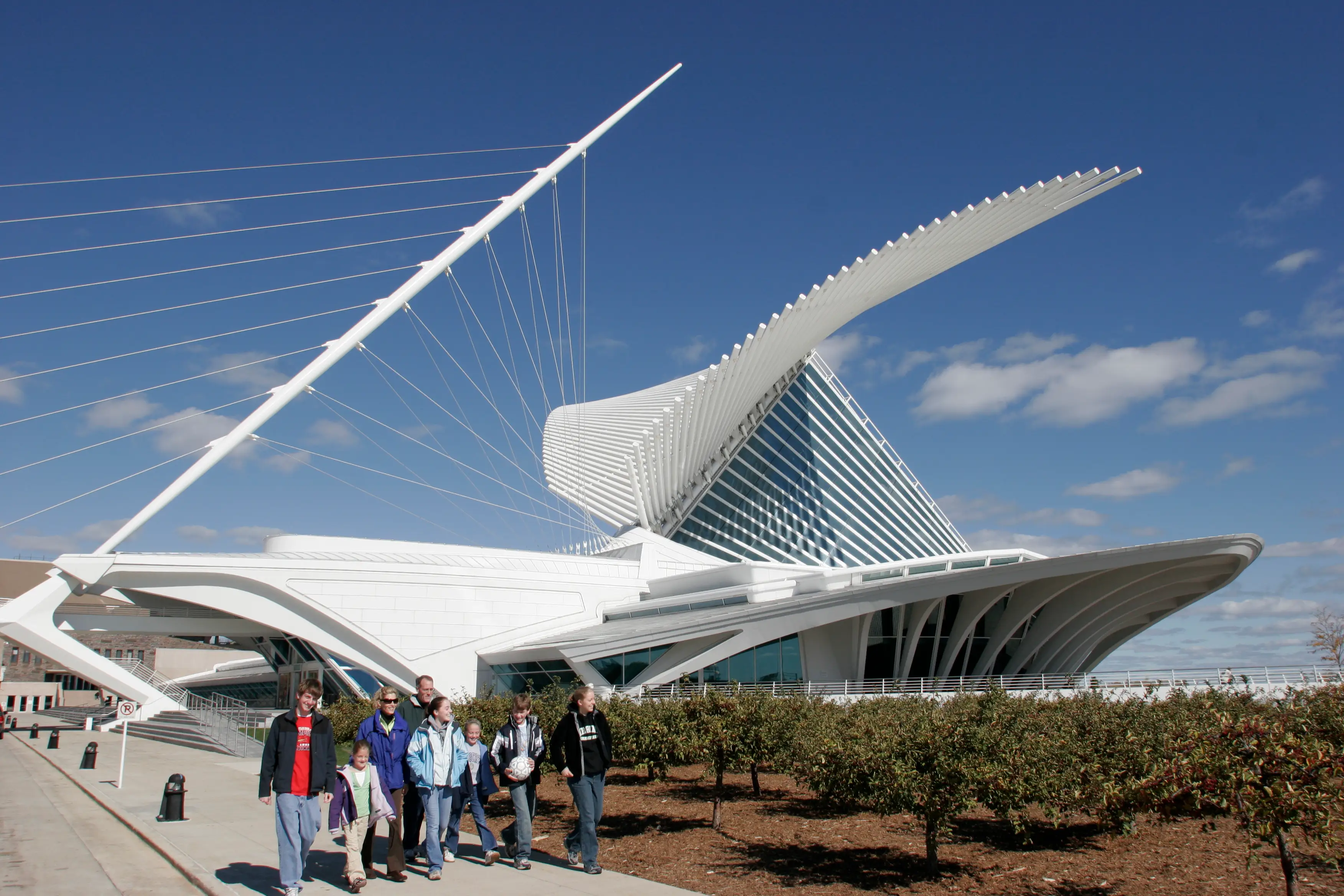 A family outside the Milwaukee Art Museum.
