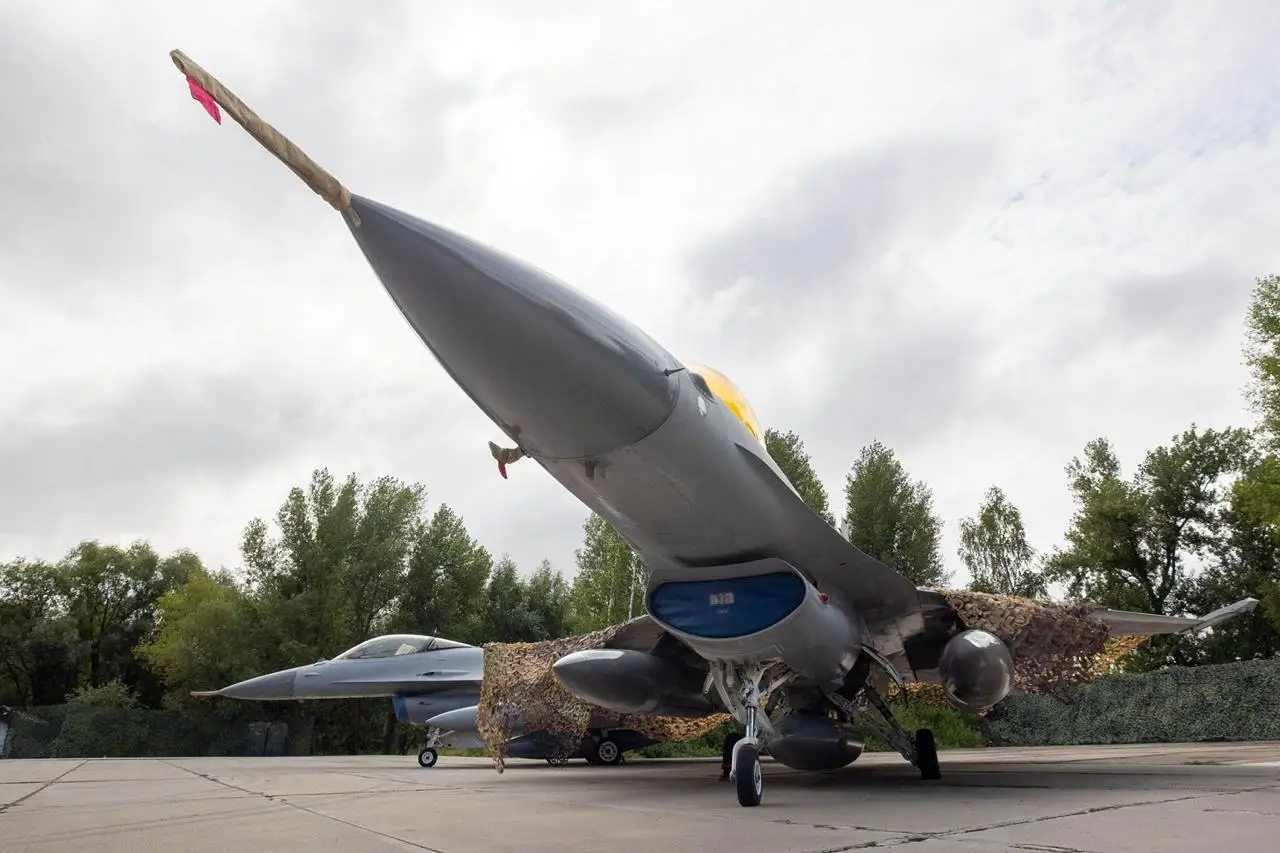 An F-16 Fighting Falcon seen from under its nose.