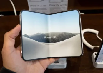 Apple’s iPhone Duo is getting roasted over screen cracks