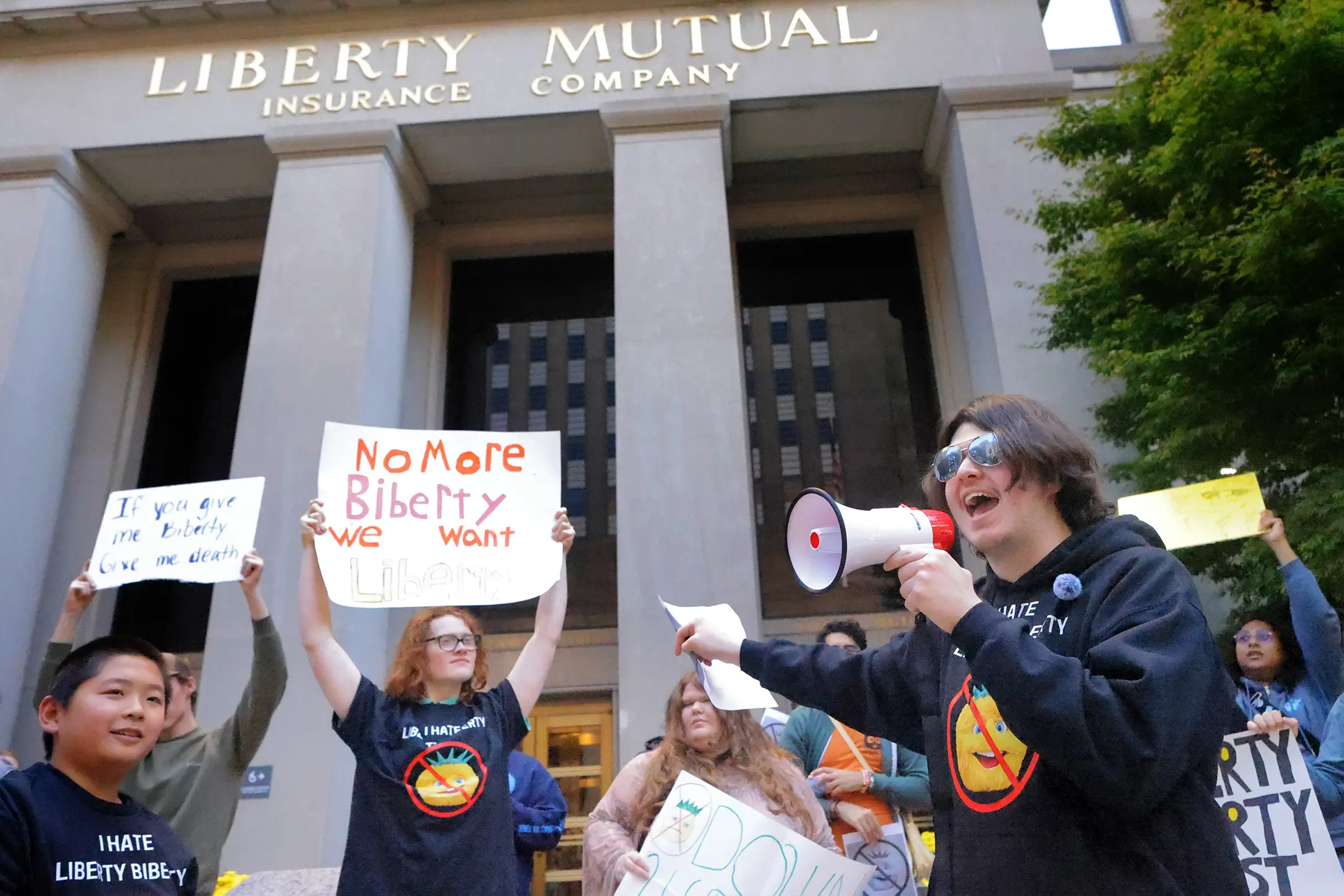 protesters with micriphoen