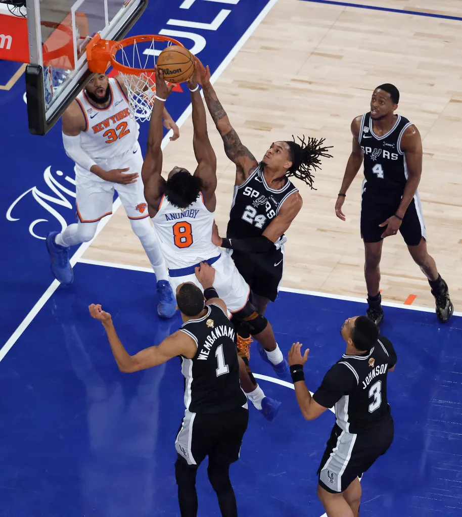 New York Knicks forward Og Anunoby shoots as San Antonio Spurs guard Devin Vassell attempts to block during a game.