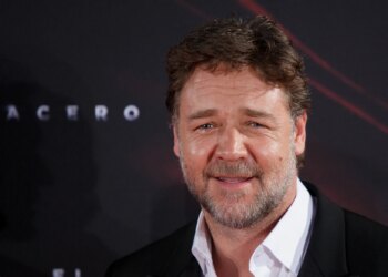 Did Russell Crowe Really Accidentally Photograph a UFO in 2013?