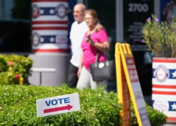 Midwestern retirees helped turn Florida red. Now they could turn it blue.