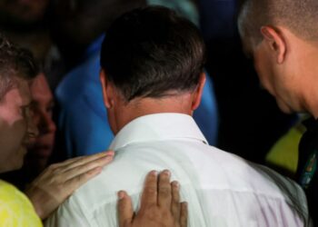 Flávio Bolsonaro fails to turn in passports as Brazilians question his whereabouts