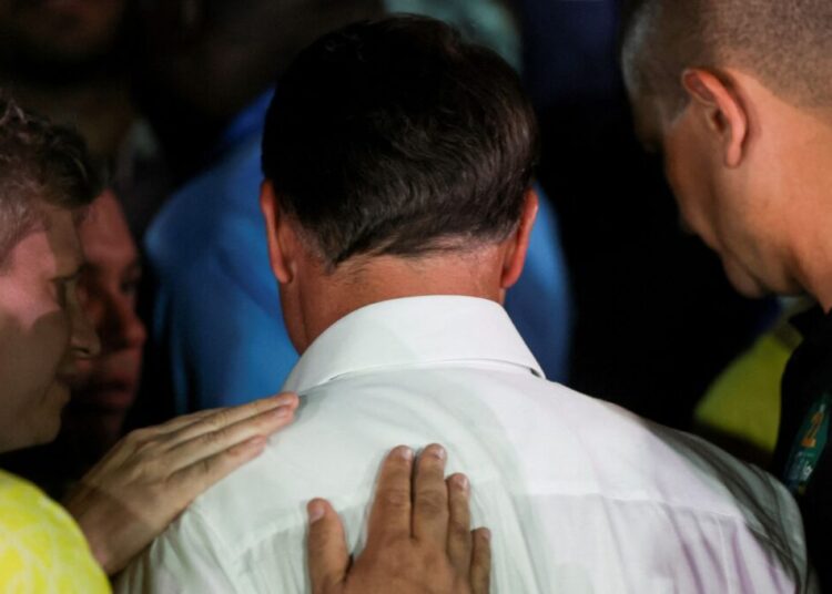 Flávio Bolsonaro fails to turn in passports as Brazilians question his whereabouts