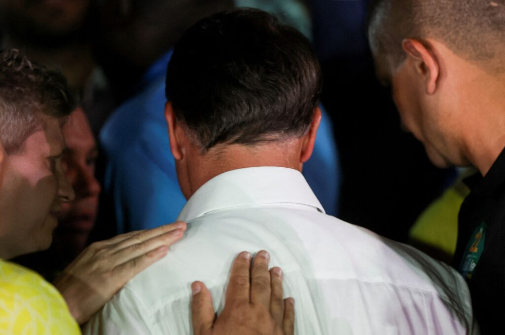 Flávio Bolsonaro fails to turn in passports as Brazilians question his whereabouts