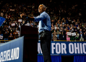 In first midterm rally, Obama blasts Trump administration