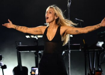 Miley Cyrus Calls Out ‘Clickbait’ Criticism of Her First Major Performances in Four Years