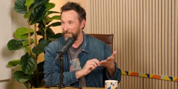 Noah Wyle Turns Beet Red Recalling His Disappointing Run-In With Eddie Murphy