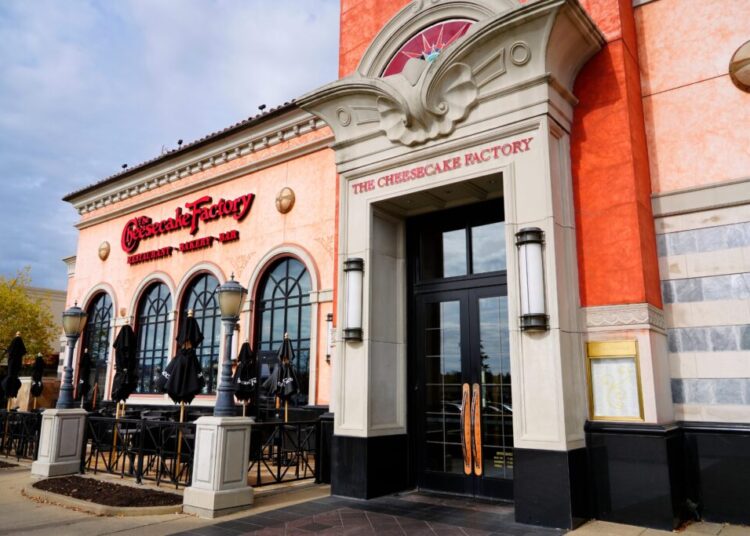 Cheesecake Factory, despite Obama’s gibe, is getting good reviews on Wall Street