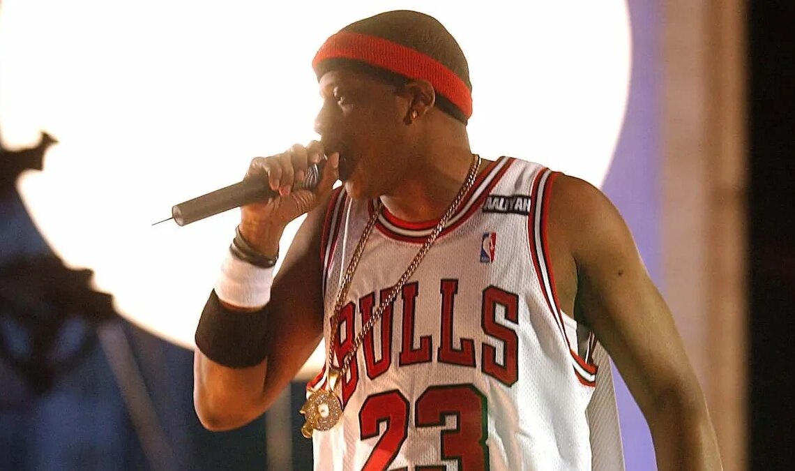 Remember When Jay-Z Projected Embarrassing Photos of a Rival While on Stage in 2001? We Do