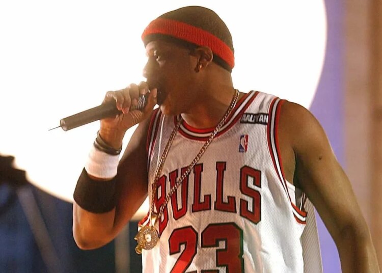 Remember When Jay-Z Projected Embarrassing Photos of a Rival While on Stage in 2001? We Do