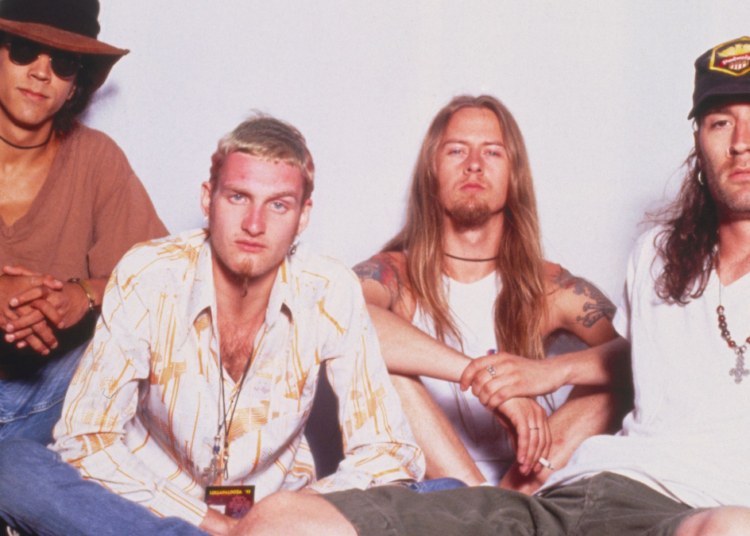 When This 90s Grunge Band Was Evicted From Their House While on Tour, They Quickly Recorded the First No. 1 EP