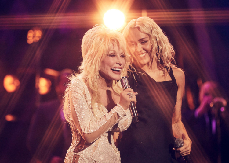This Pop Icon Claims Dolly Parton Contacted Her From the Beyond Ahead of Sold-Out Comeback Shows
