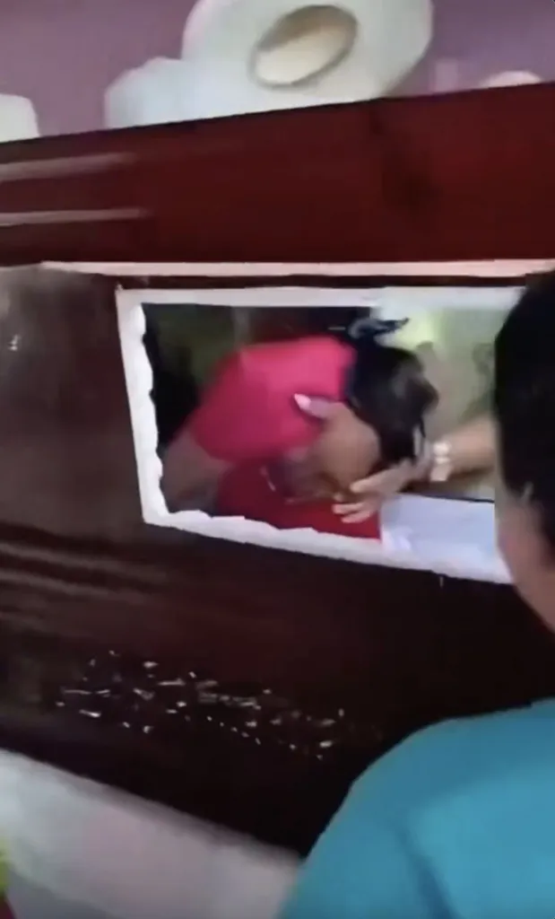 Dramatic footage from the wake shows mourners crowded around a wooden casket when Yuleidy’s weeping mum, Lesvia Ríos, leaned over the box and noticed faint movement inside.
