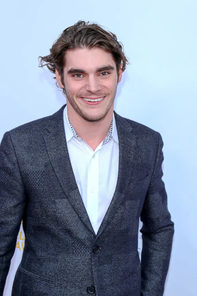 Portrait of actor RJ Mitte smiling at a photocall.