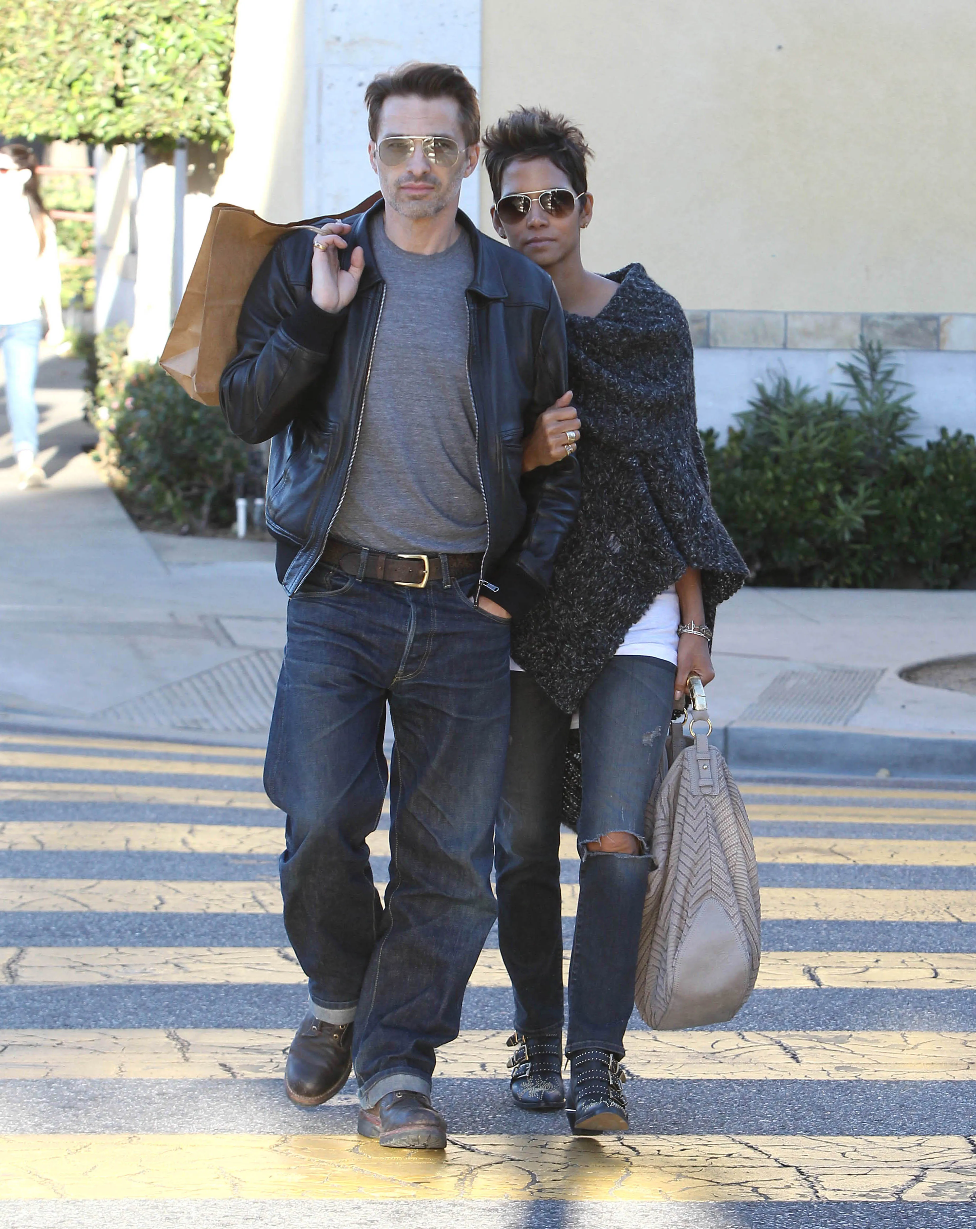 Actress Halle Berry and Olivier Martinez walking together.