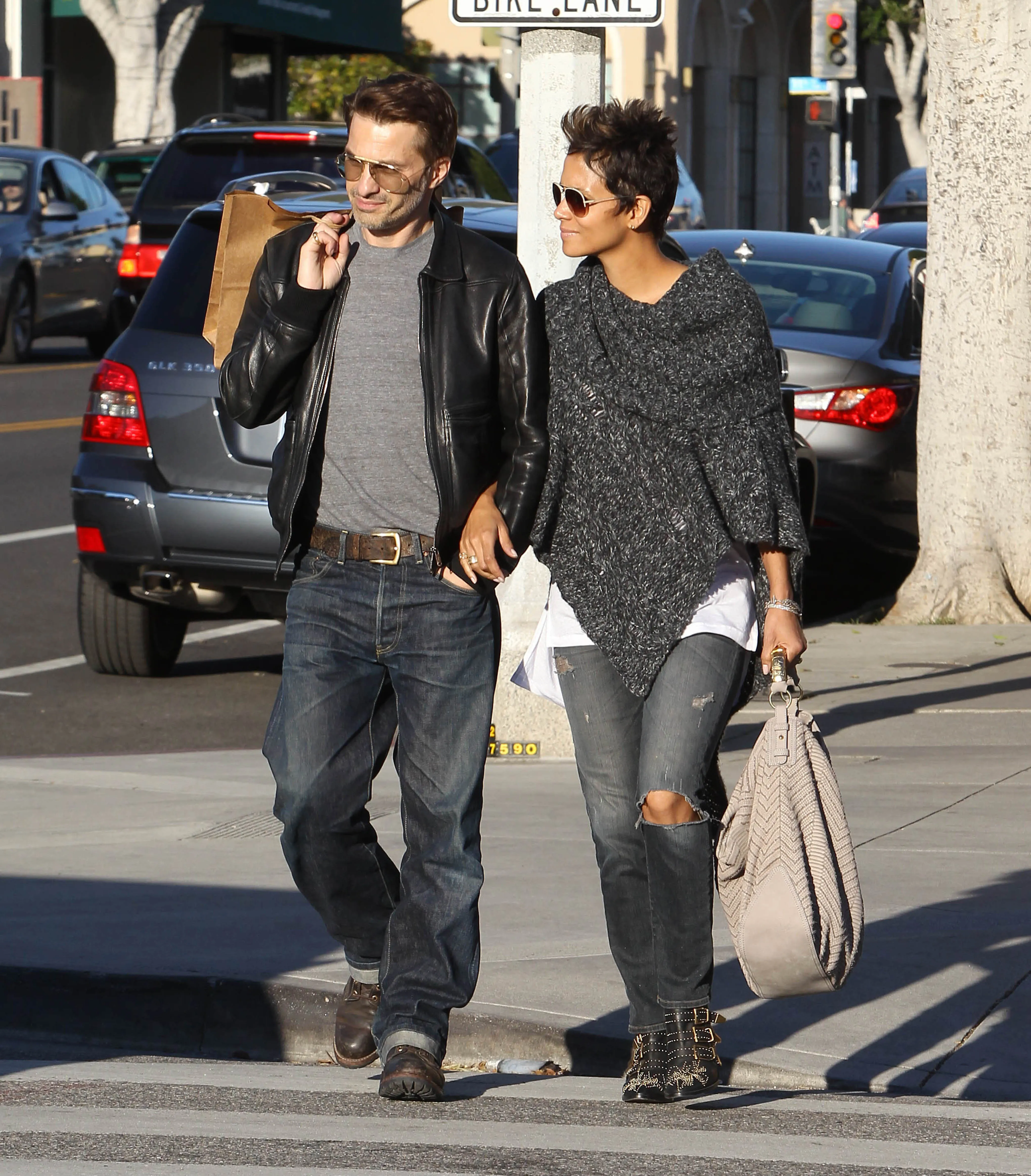 Actress Halle Berry and Olivier Martinez walking together on a city street.