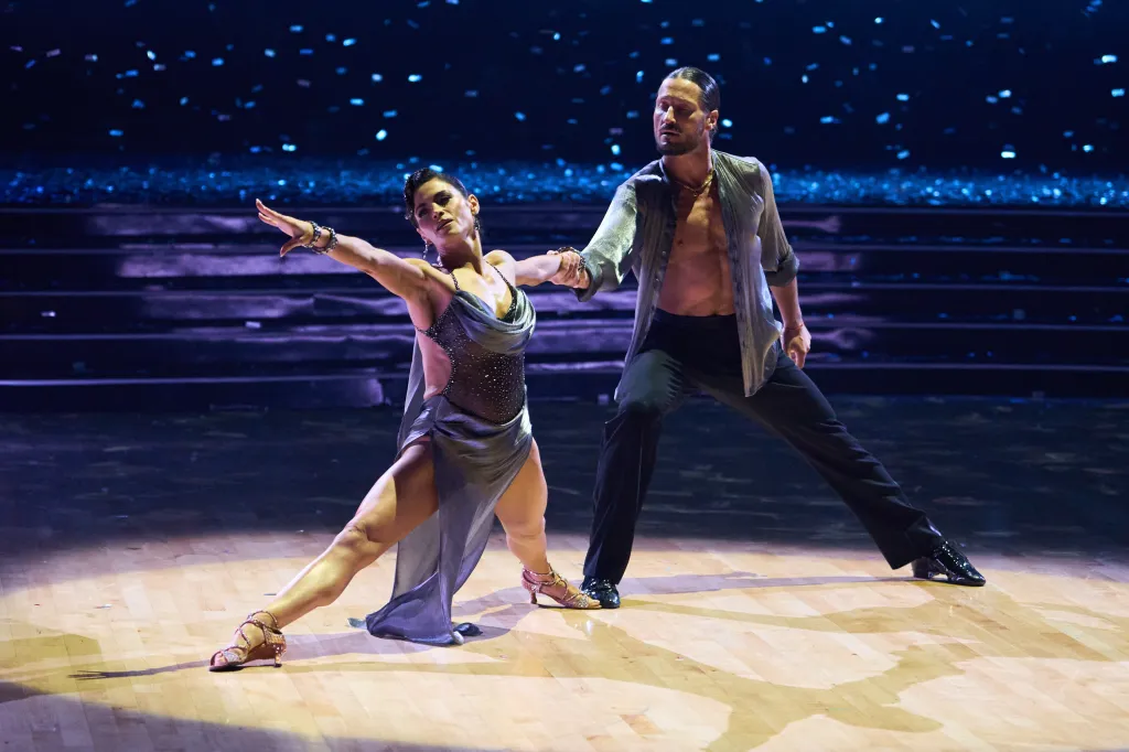 Jenna Dewan and Valentin Chmerkovskiy dance on stage.