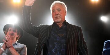 Tom Jones struck with illness, cancels LA show at The Greek