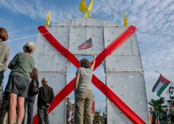 Showdown as veterans make last-minute bid to stop Trump’s arch