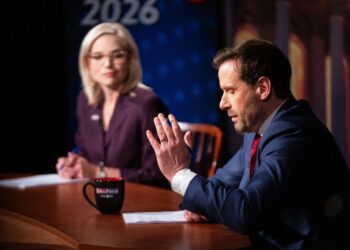 Iowa’s Senate rivals pitch independence from their parties