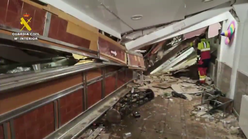 Interior of the bar in San Vicente de la Sonsierra, La Rioja, after the collapse, showing rubble and structural damage.