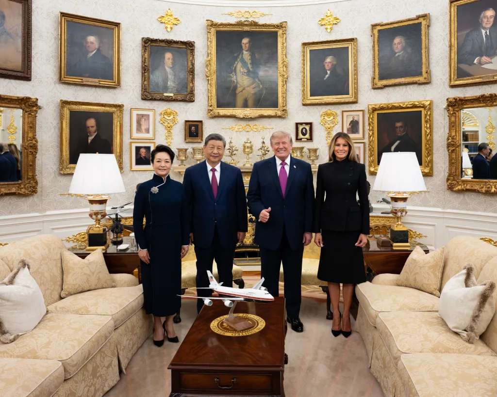 President Donald Trump and First Lady Melania Trump pose with Chinese President Xi Jinping and Peng Liyuan in the Oval Office.