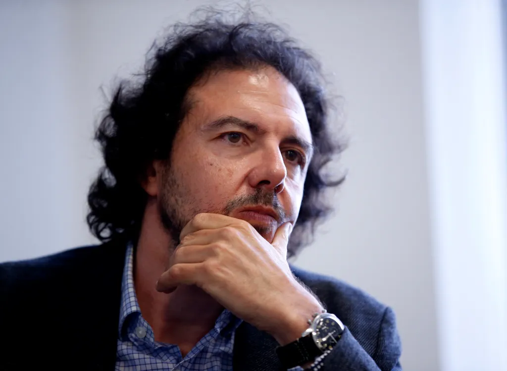 Former MIT scientist David Sabatini rests his chin in his hand, looking thoughtfully to the side.
