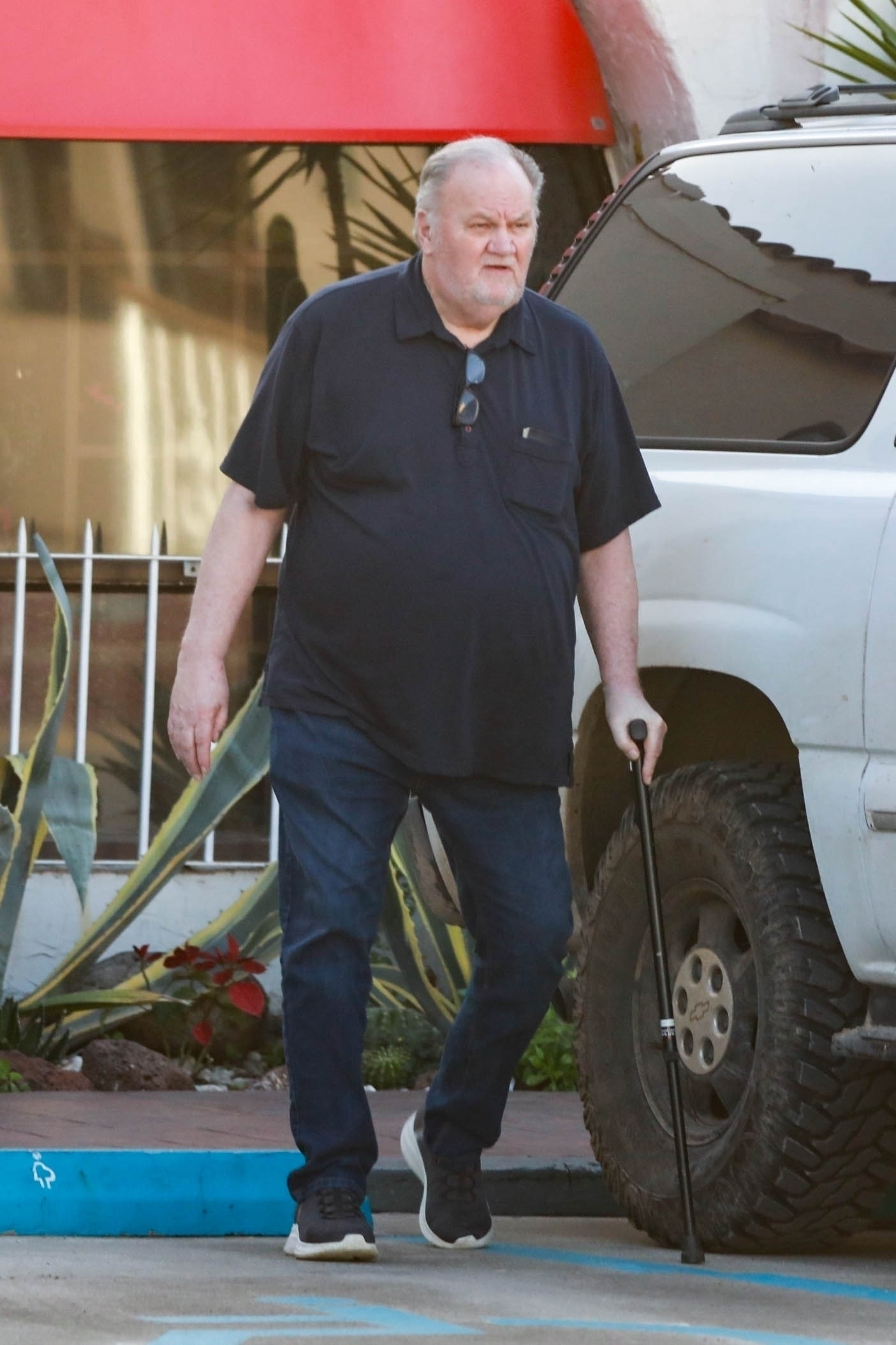 Thomas Markle walks with a cane in Mexico.