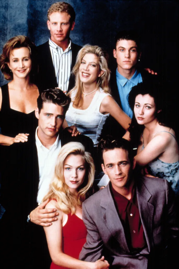 Cast members of Beverly Hills, 90210 posed together in a promotional photo.