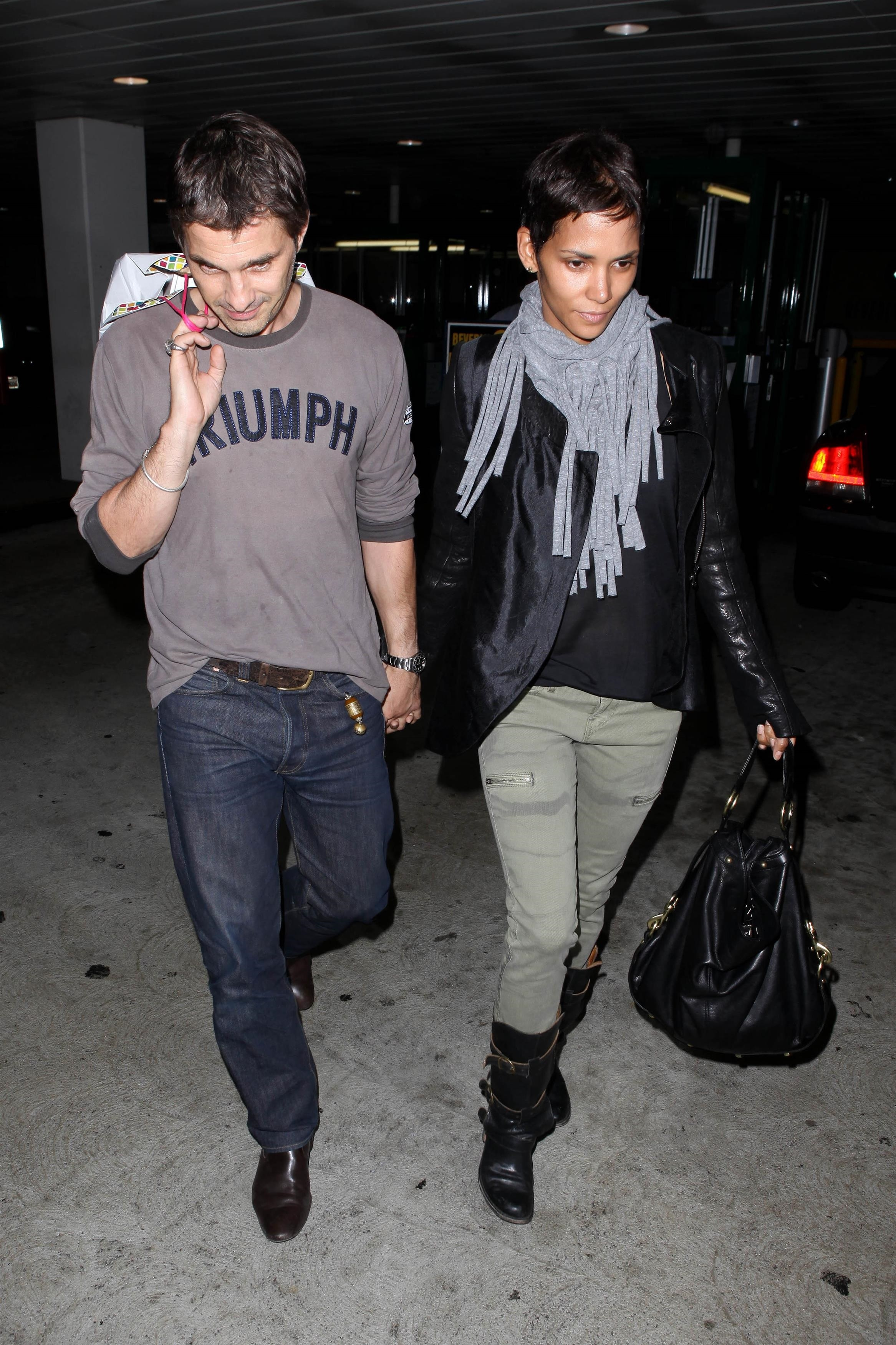 Halle Berry and Olivier Martinez walking and holding hands.