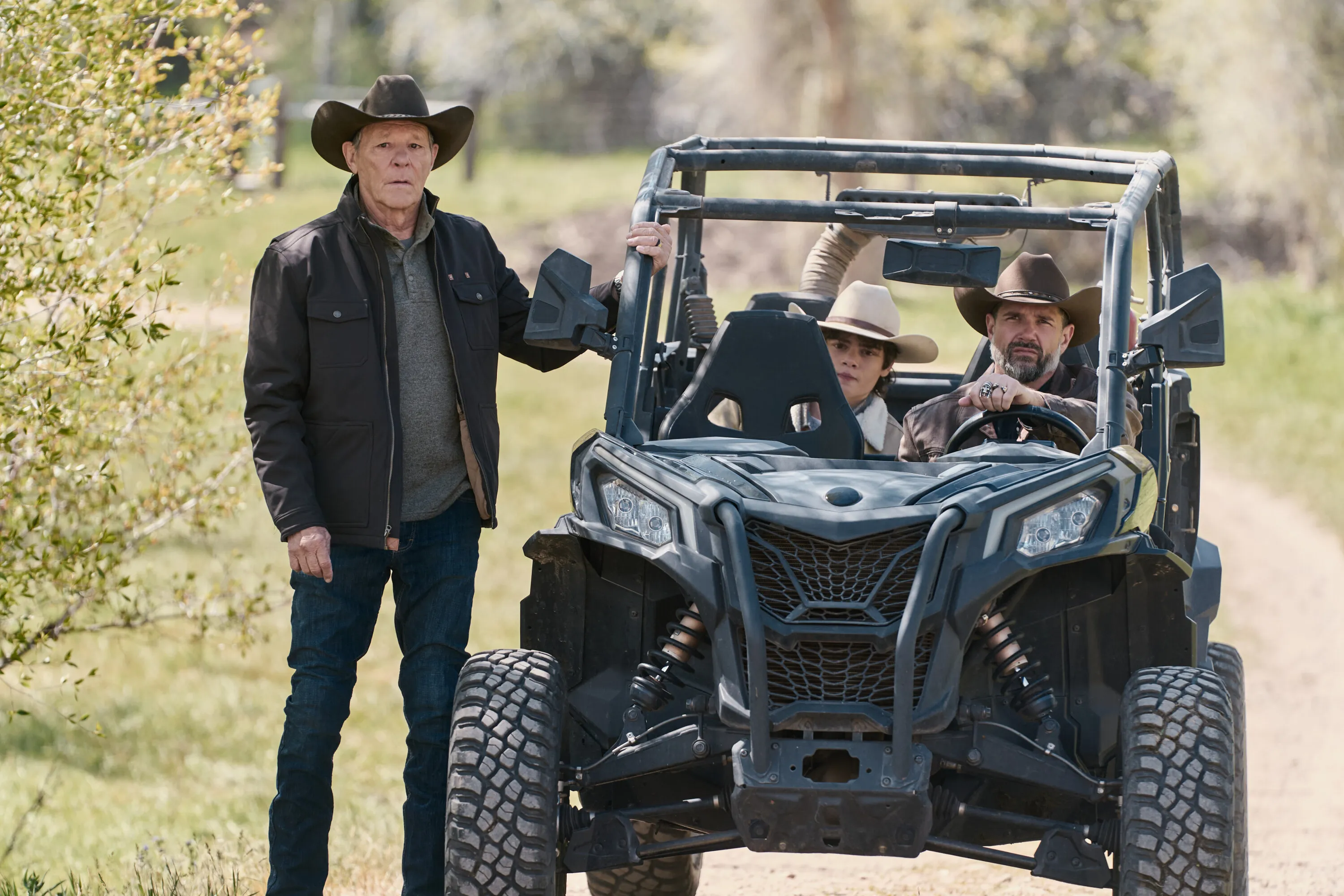 Chris Mulkey as Tom Weaver, Brecken Merrill as Tate Dutton, and Kevin McNamara as Jeb in Marshals.