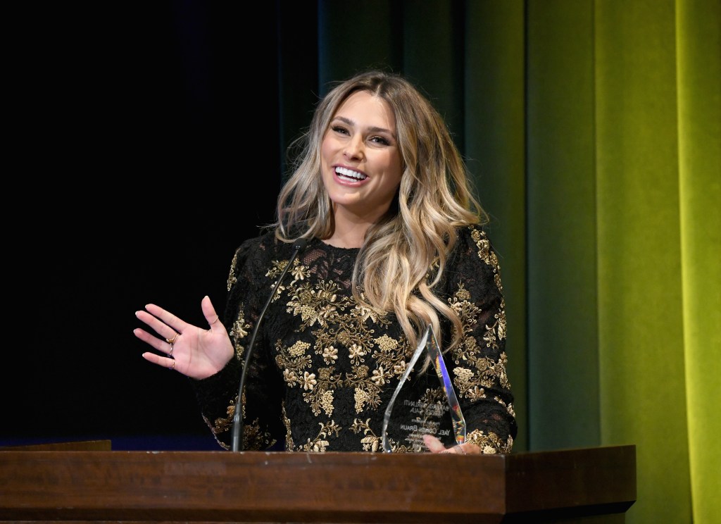 Yael Cohen Braun, co-founder of FCancer, accepting the Vanguard Award onstage.