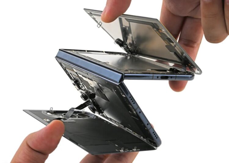 Some iPhone Duo Models Are Breaking. iFixit’s Teardown Might Explain Why