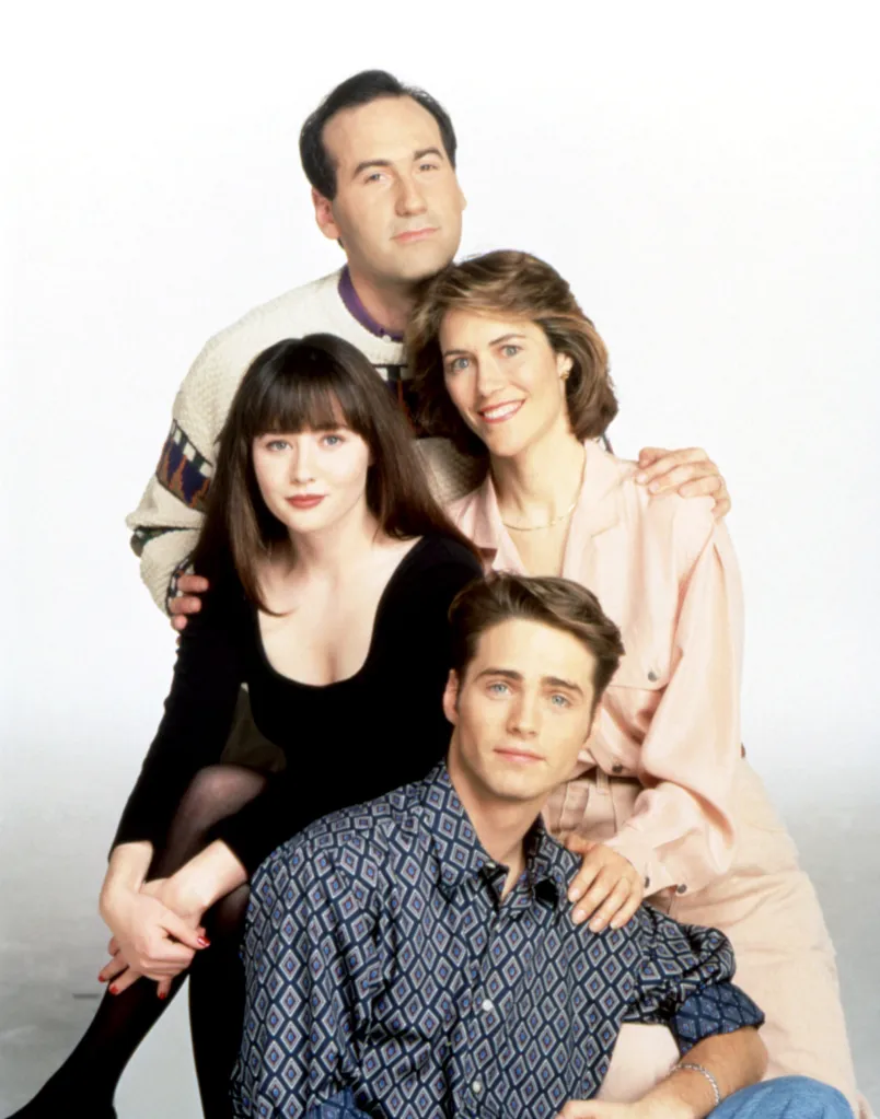 Cast portrait of the Walsh family from Beverly Hills, 90210, featuring James Eckhouse, Carol Potter, Shannen Doherty, and Jason Priestley.