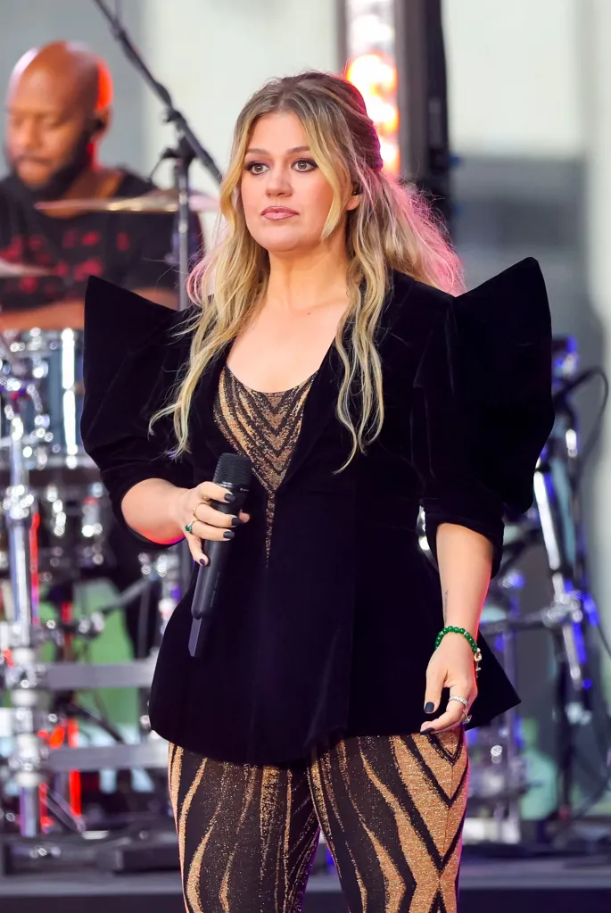 Kelly Clarkson performing at the Citi Concert Series for the Today Show.