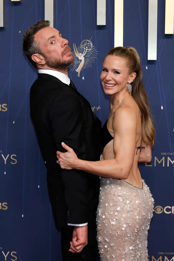 Dax Shepard and Kristen Bell posing on the red carpet at an awards ceremony.