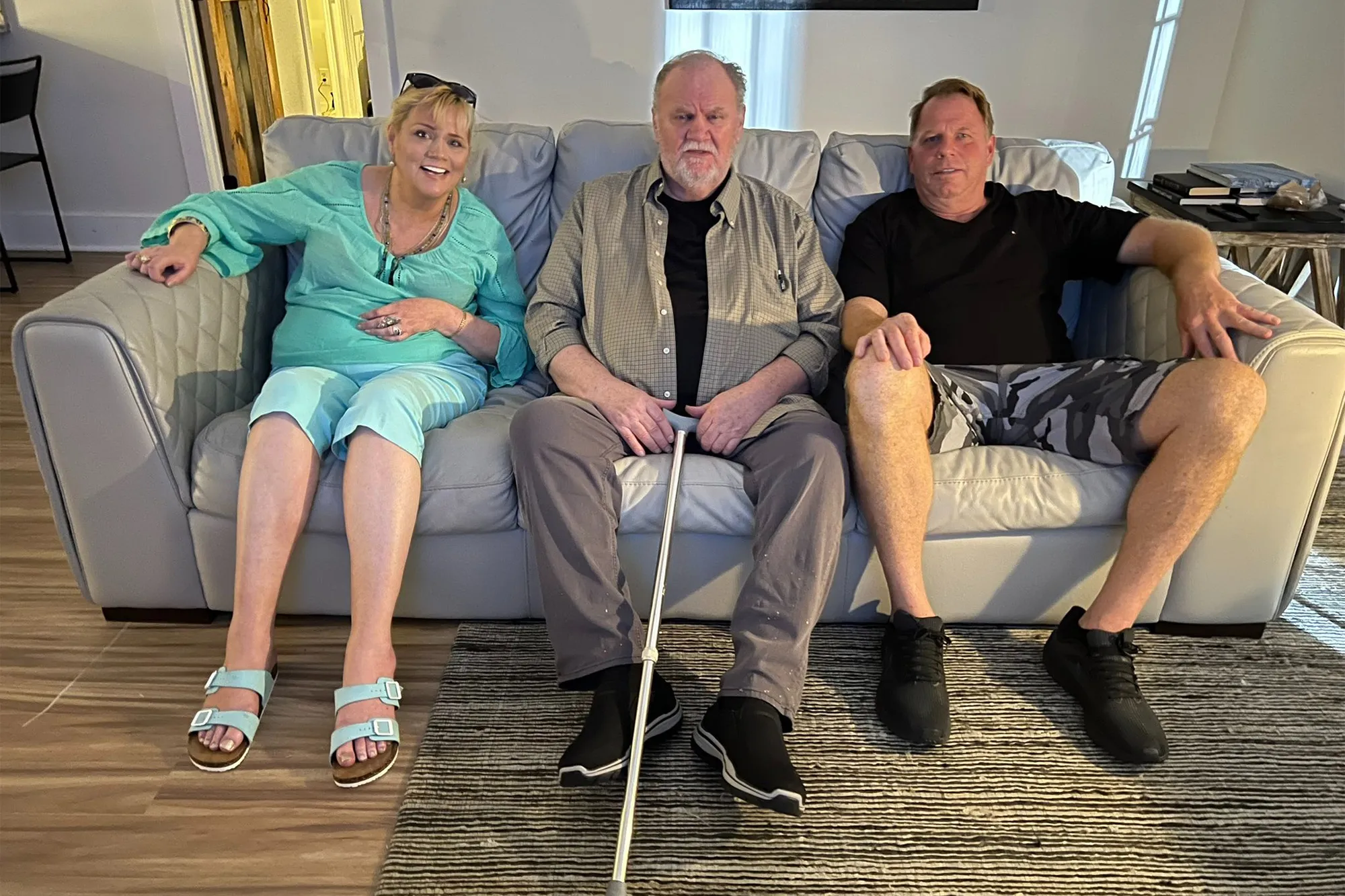 Thomas Markle Jr. with Thomas Sr. and Samantha Markle on a sofa.