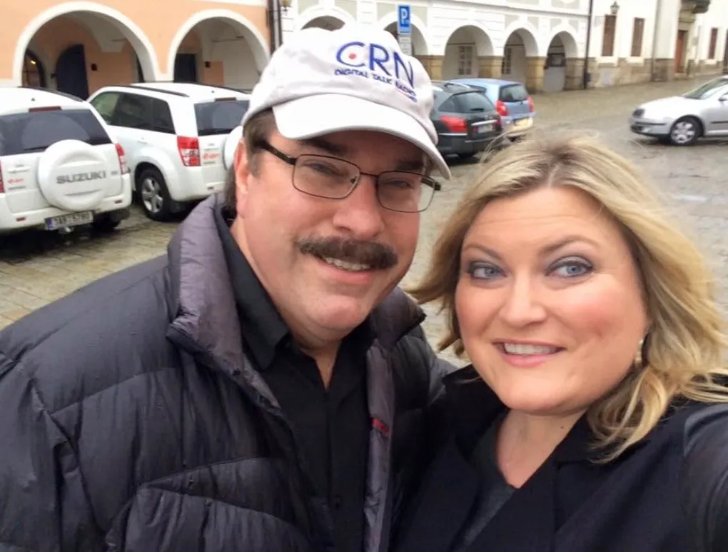 Mike Horn and Jennifer Horn outdoors.