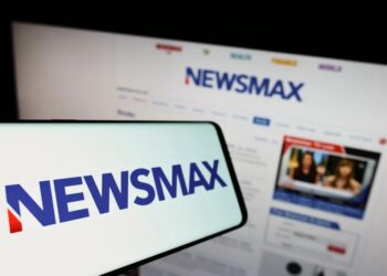 Newsmax analyst bashes MAGA ‘two-bit thug’ candidate — and backs his Dem rival